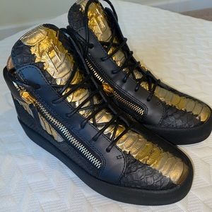 Men's Croc-Embossed Leather Mid-Top Sneakers